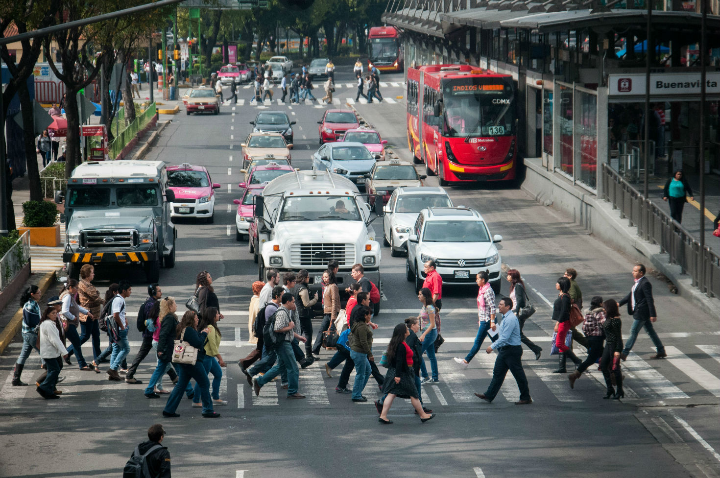 Decenas de personas cruzan la avenida Insurgentes a la altura de la estación Buenavista.