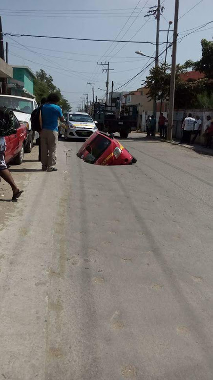 Hundimiento de Taxi en la zona centro de Altamira. 