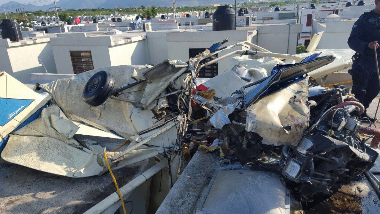 La avioneta cayó sobre dos domicilios. 