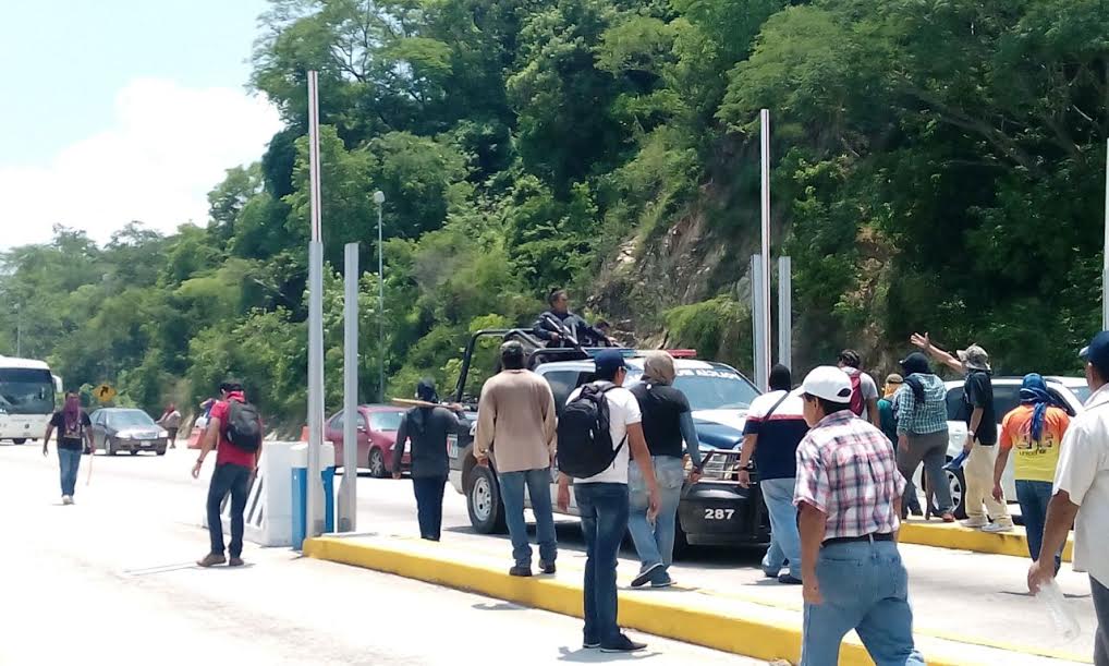 Los maestros y hombre con el rostro cubierto cobraron el peaje. 