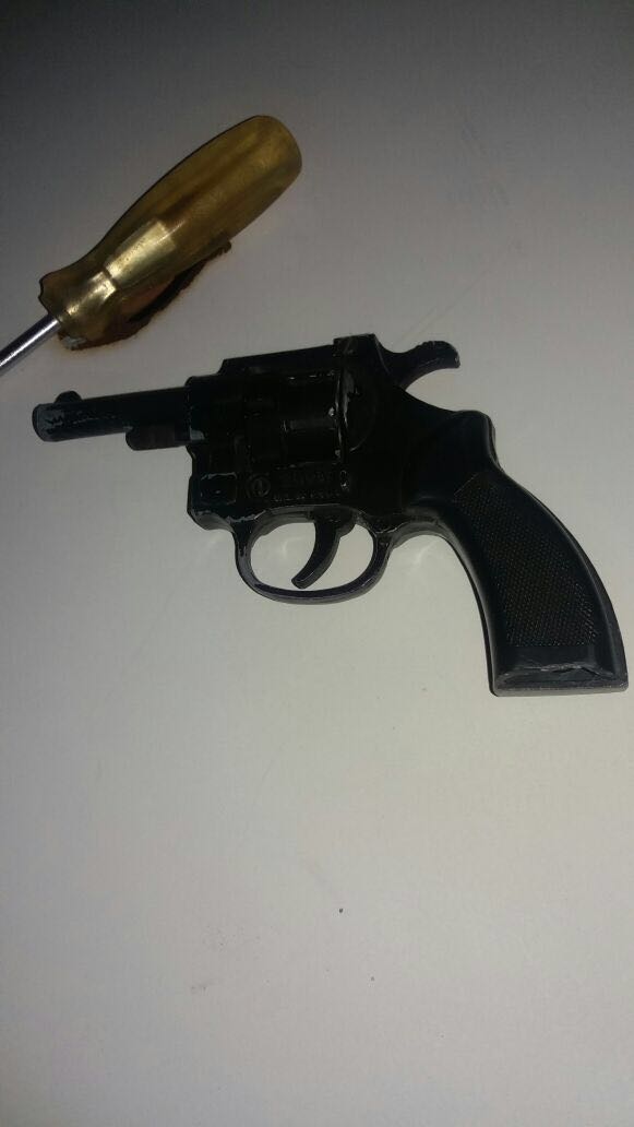 La réplica de pistola y el picahielos con los que los presuntos asaltantes fueron capturados.