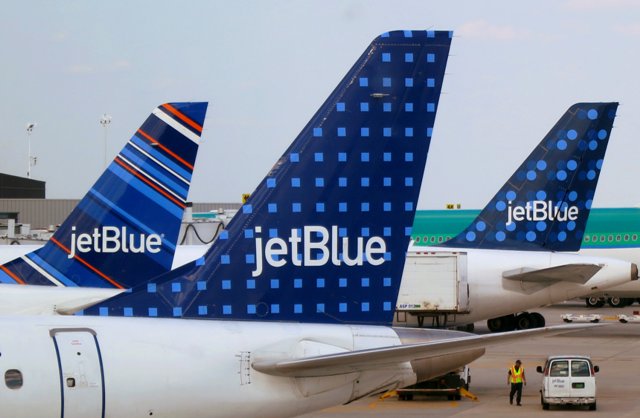 Un vuelo de la aerolínea JetBlue tuvo que ser desviado hacia un aeropuerto del oeste de Dakota del Sur después de que un momento de turbulencia dejó m