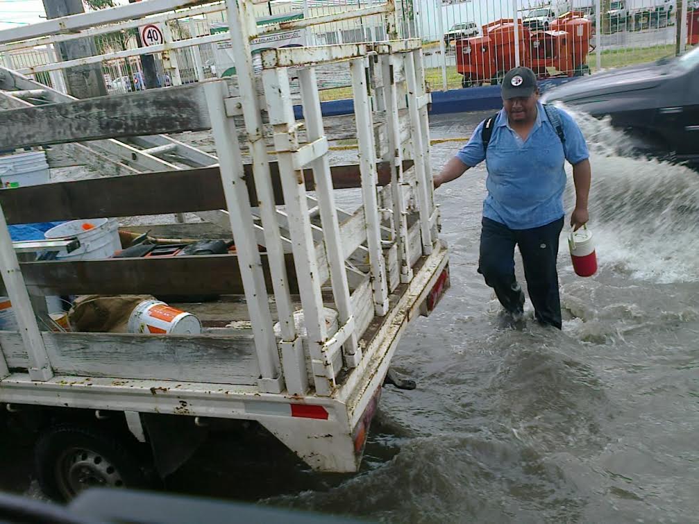 Las lluvias han imposibilitado el tránsito en algunas partes del área metropolitana. 