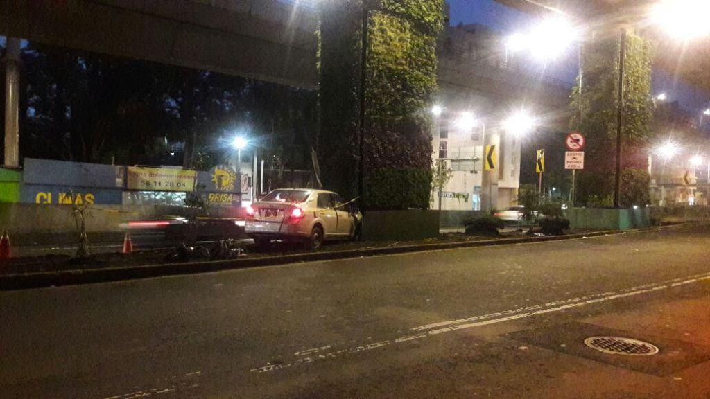 De acuerdo con los primeros reportes, el conductor perdió el control del automóvil en una curva de Periférico. 