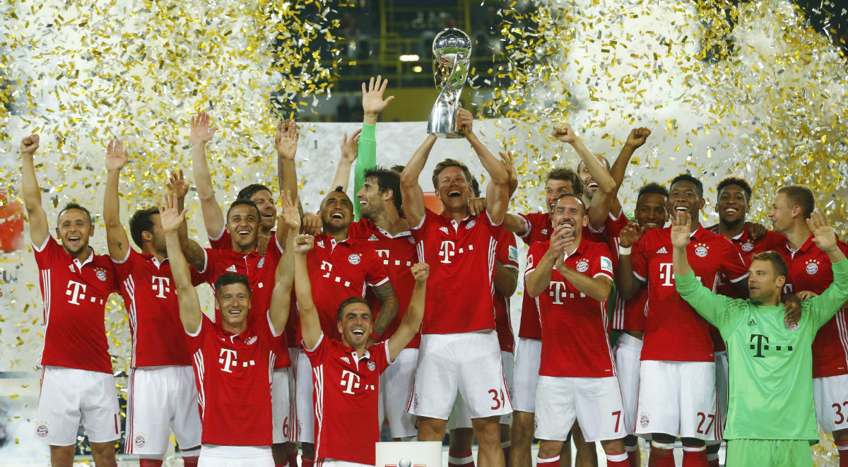 Futbolistas del Bayern Munich festejan el triunfo en la Supercopa.