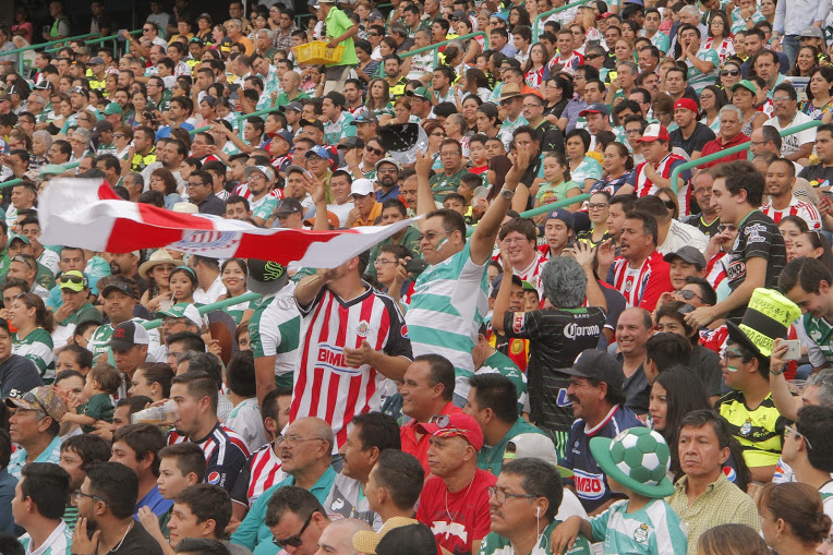 La afición se manifestó contra Zubeldía por los malos resultados.