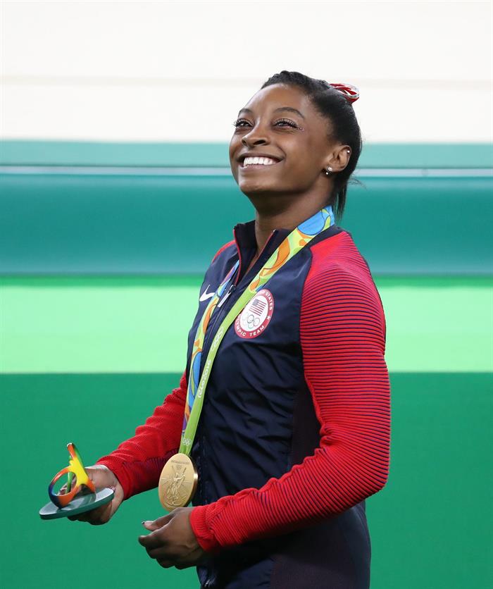 Simone Biles posa con el metal áureo ganado en la prueba de salto.