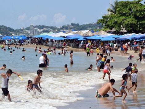 Turistas disfrutaron su estancia en Acapulco, Dependencias operativas supervisan los puntos principales de la zona turista de este destino de playa.