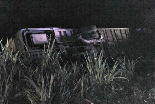 El conductor dijo que el autobús se volcó y salió de la carretera luego de que esquivó un vehículo que invadió su carril.