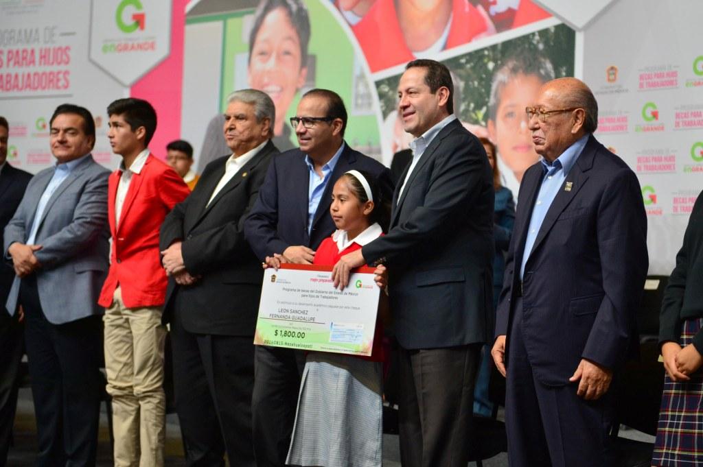 Eruviel Ávila dijo que el Edomex es la entidad que más becas entrega en sus diversas modalidades.