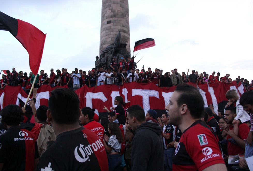 Los aficionados de los Zorros asistieron con banderas y mantas. 
