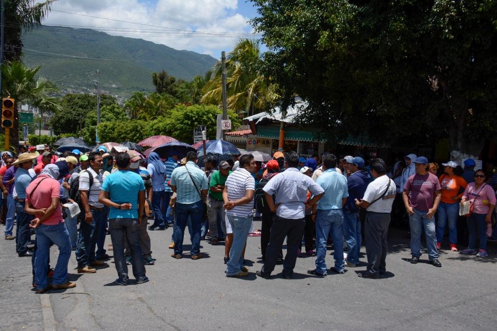 Maestros de la CETEG durante una de las protestas que realizaron este lunes.