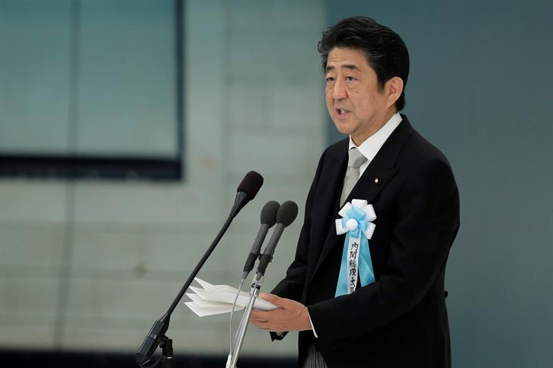  El primer ministro nipón, Shinzo Abe, ofrece un discurso durante una ceremonia en recuerdo del 71 aniversario de la Segunda Guerra Mundial celebrada 