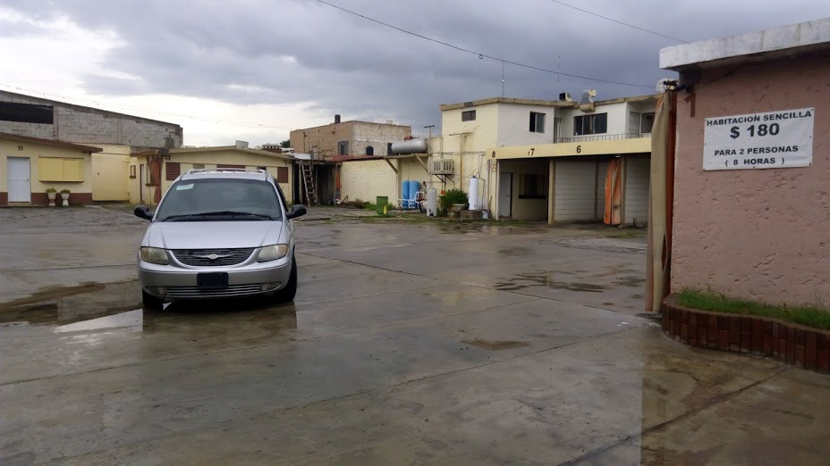 Una mujer sorprendió a su marido con otra en un motel, por lo que al intentar entrar a la habitación, rompió las ventanas con las manos.