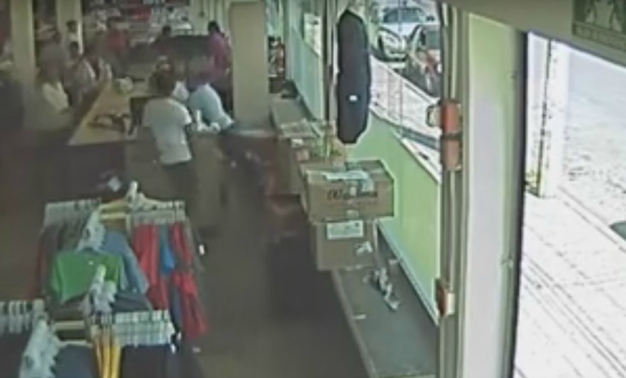 El presunto ladrón disparó contra el gerente, salió de la tienda y abordó una camioneta pick up, en la cual lo esperaba otro sujeto, y ambos huyeron d
