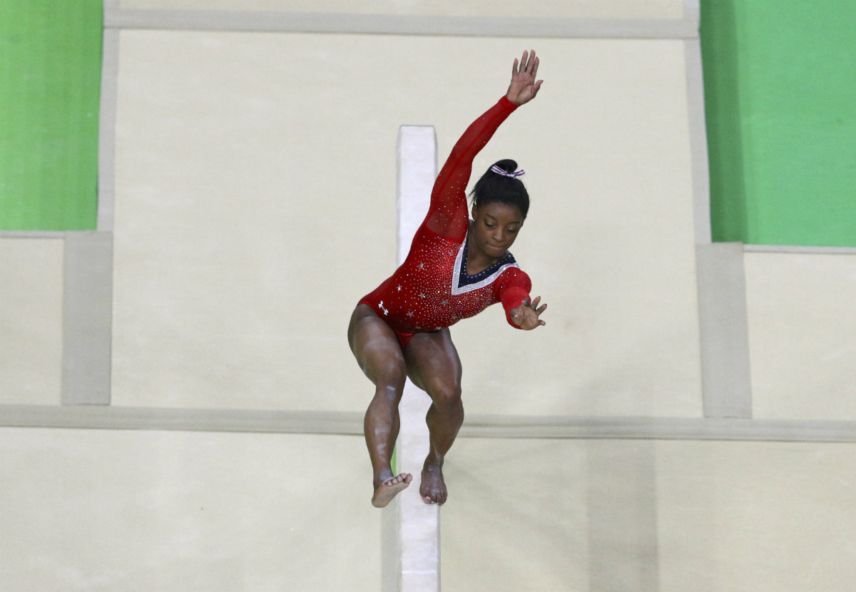 Simone Biles sufre un resbalón en la viga y se lleva el bronce en Río