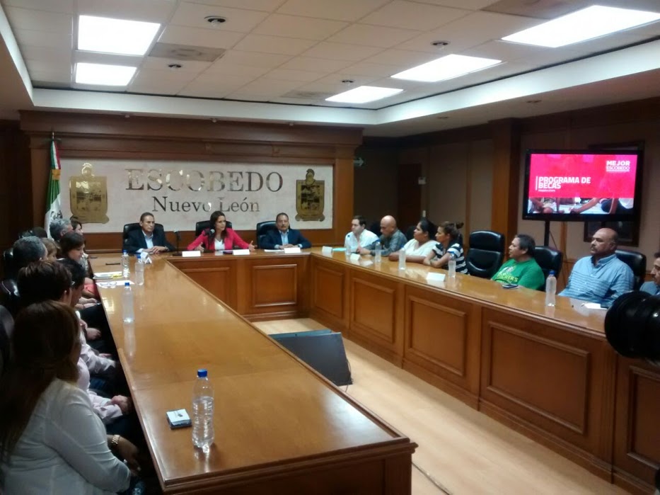 Las becas se entregarían a través de tarjetas y se vigilará que el dinero sea utilizado para uniformes, útiles escolares y alimentos. 