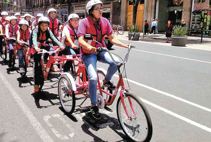 Las bicicletas pueden ser usadas simultáneamente por 11 personas; presentan los nuevos bicitaxis.