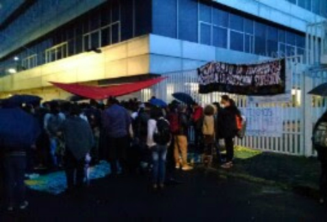 Estudiantes rechazados se manifestaron frente a instalaciones de la SEP en la colonia Granjas México, donde se entrevistaron con autoridades de la UNA