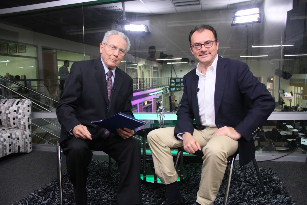 El secretario de Hacienda, Luis Videgaray, en entrevista con el arquitecto Héctor Benavides. 