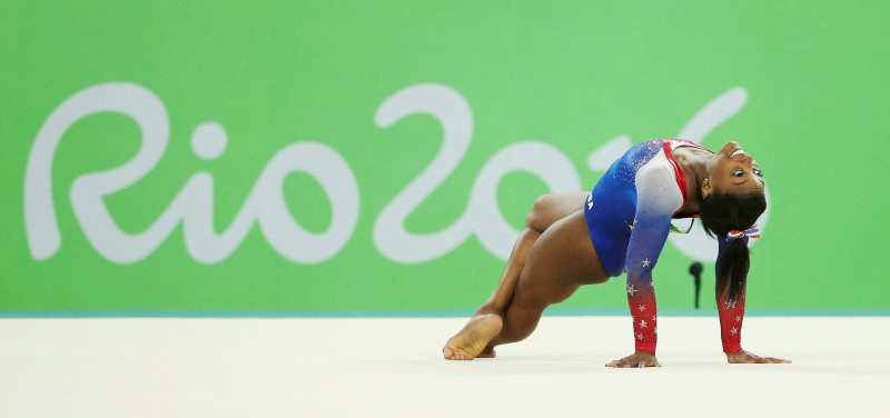 Siomone Biles durante la final en la  prueba de piso