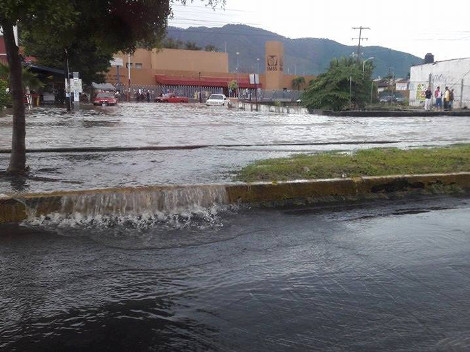 La basura obstruyó las coladeras y provocó que el agua alcanzara 20 a 30 centímetros de altura. 