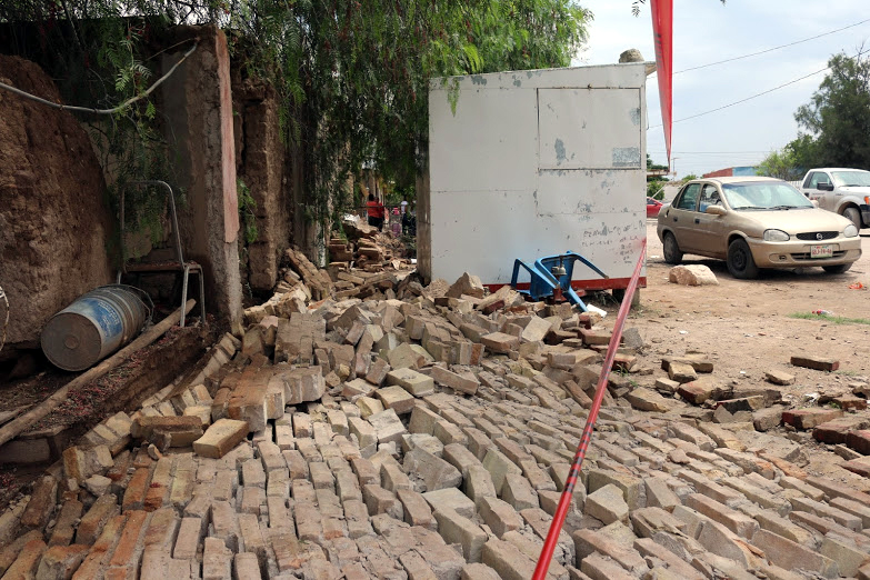 Cayó techo y barda de adobe sobre una mujer y tres niños que se encontraban sobre la calle en Gómez Palacio.