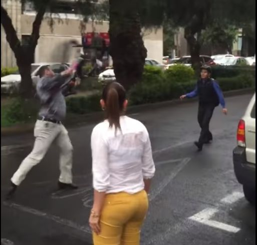 Mientras el conductor de la camioneta lanza la bicicleta, el sueño le grita "Tranquilo, ¿qué te pasa?". Posteriormente, el conductor y una mujer suben