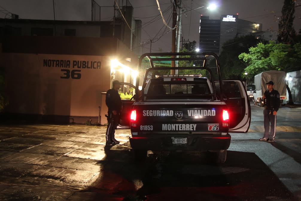 Los detenidos intentaron huir tras ser sorprendidos por los vecinos; sin embargo, fueron capturados por las autoridades.