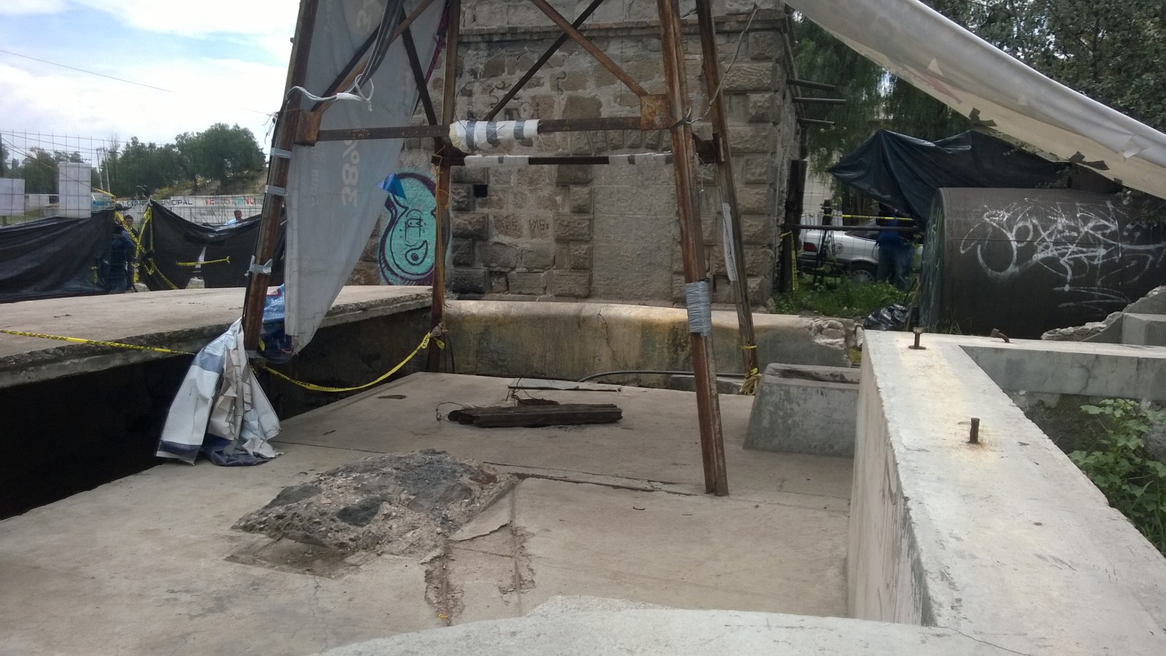 La fosa de 30 metros de profundidad donde se encontraron restos humanos.