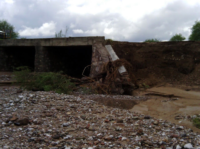 Por las fuertes lluvias, el cauce del arroyo ''La Tinaja'' en Cuencamé, a incrementado se tamaño, poniendo en riesgo las casas cercanas.