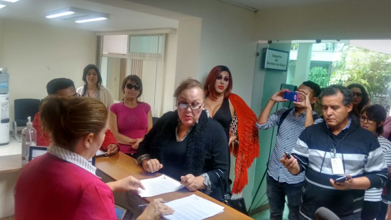 Integrantes de la comunidad transgénero acudieron a las instalaciones de la Secretaría de Salud para entregar un oficio y pronunciamiento en contra de