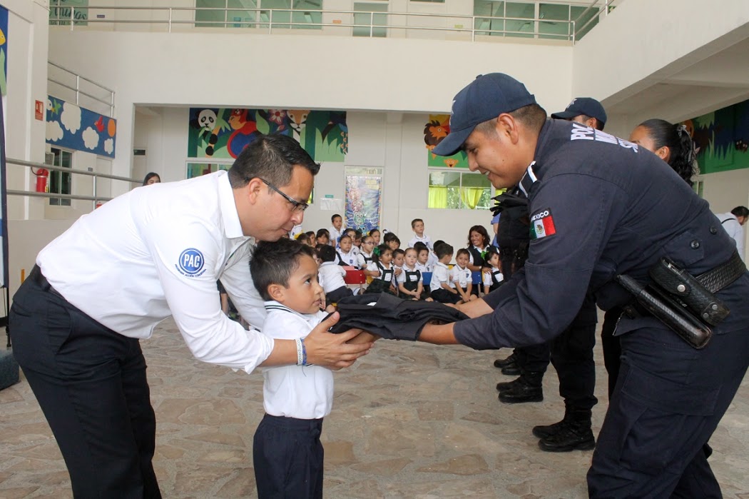 Este miércoles se entregaron nuevos uniformes a los policías de Santa Catarina. 