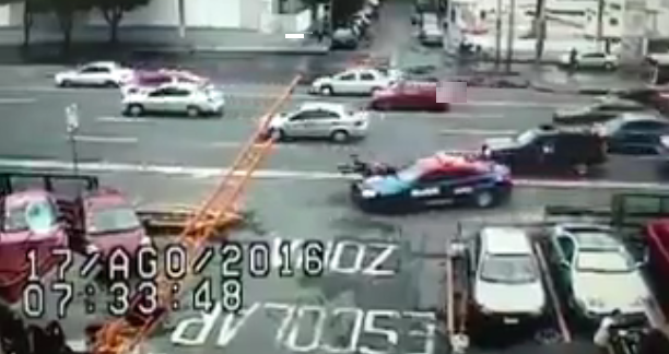 En el video de la Secretaría de Seguridad Pública capitalina se ve que las mujeres cruzan la calle mientras los coches avanzan. 