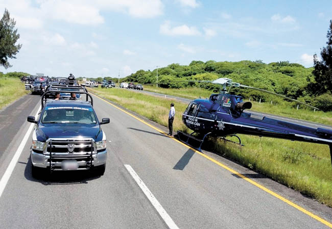 Vigilancia de la Policía Federal en la Autopista de Occidente tras los enfrentamientos con inconformes. 