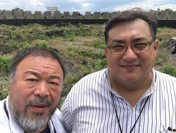 Ai Weiwei con Cuauhtémoc Medina, curador en jefe del MUAC, en el Espacio Escultórico