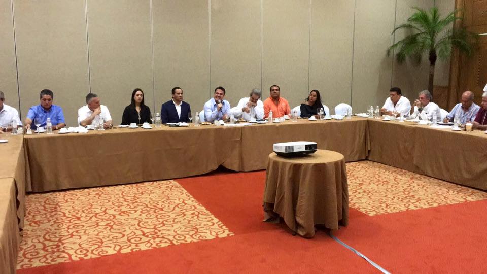 Aristóteles Sandoval se reunió con empresarios y hoteleros de la zona.