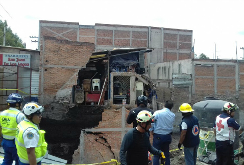 Una barda que cayó en una obra en la colonia Tacubaya provocó la muerte de una persona y causó lesiones a otras tres.