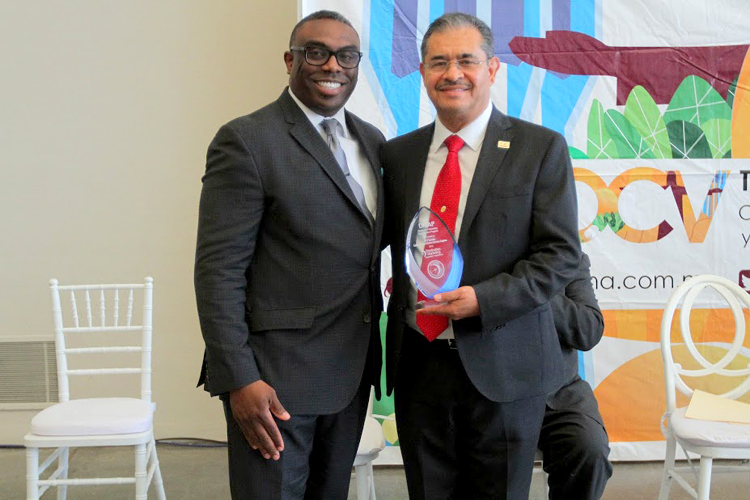 Charles Jeffers II, alto consejero de DMAI y vicepresidente del programa DMAP, fue el encargado de entregar la acreditación.