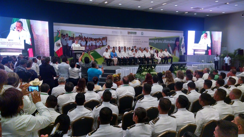 Entrega de cartillas de salud a jóvenes estudiantes