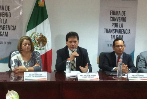 El jefe delegacional en Gustavo A. Madero, Víctor Hugo Lobo, firmó un convenio de colaboración en materia de transparencia con comisionados del InfoDF