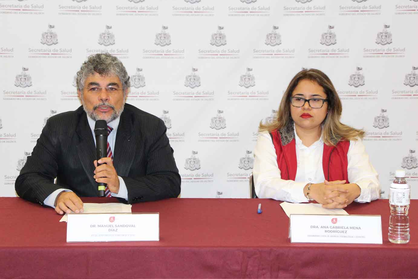 El jefe del Departamento de Promoción a la Salud, Manuel Sandoval Díaz, junto a la coordinadora Estatal de Urgencias Epidemiológica y Desastres, Ana G
