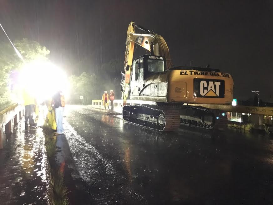 La lluvia no fue un impedimento para comenzar los trabajos de demolición.