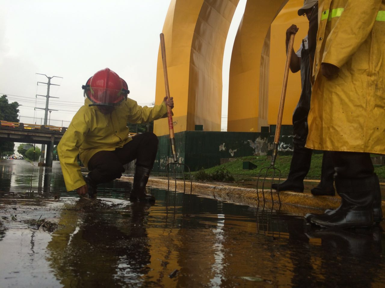 Personal de Protección Civil trabajó en paso a desnivel de Los Arcos del Notivox para liberar las bocas de tormenta