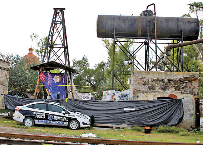 Policías resguardaron la zona, donde personal de limpieza municipal descubrió las partes humanas. 