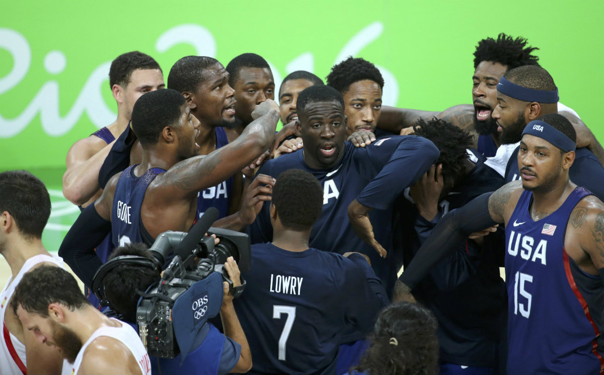 Los basquetbolistas de Estados Unidos festejan su pase a la final.