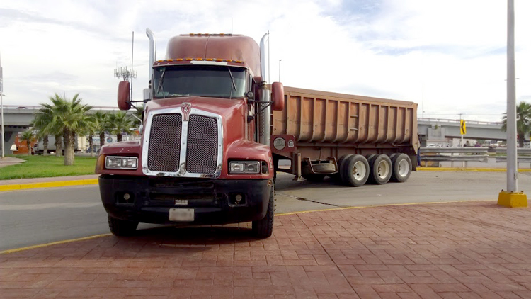 Se le sale el eje y se queda en retorno del Periférico y la Torreón-Matamoros.