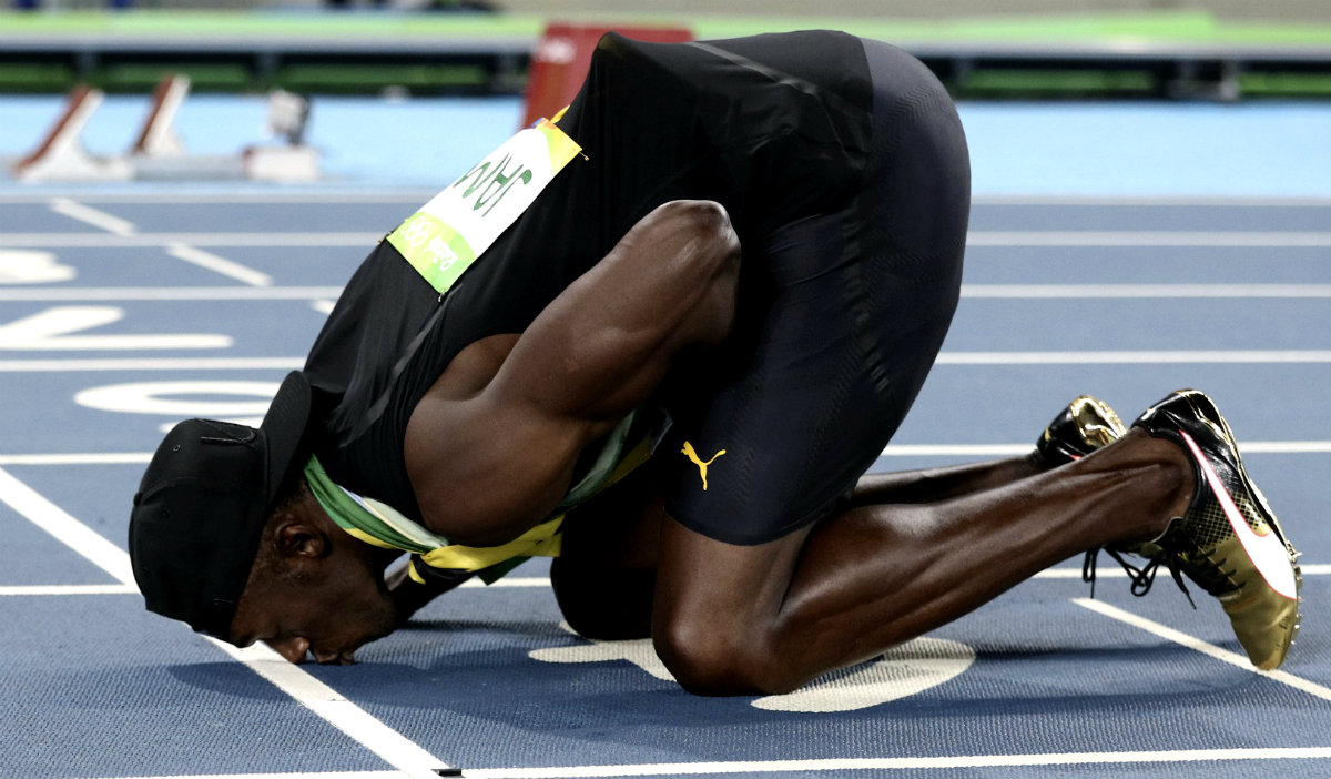 Usain Bolt, un beso a la pista 