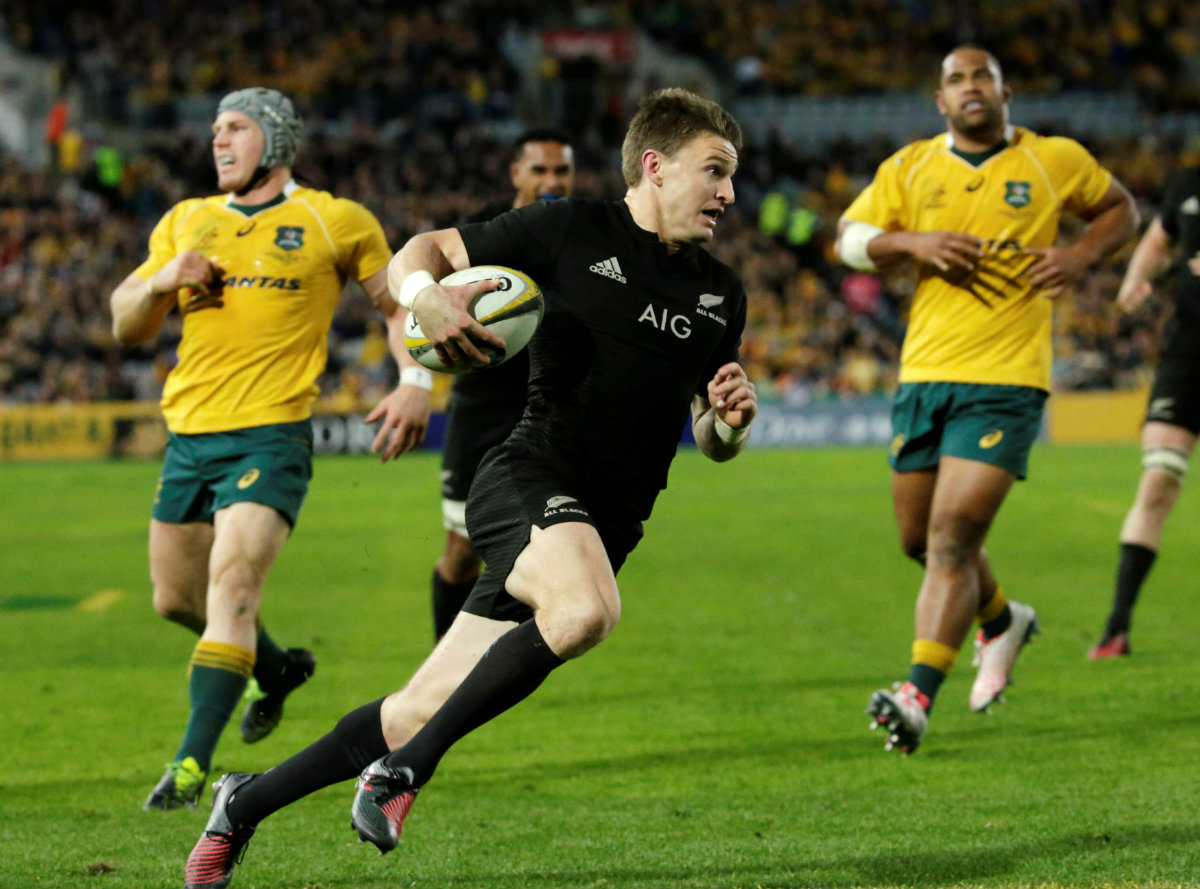 Beauden Barrett intenta anotarle a los Wallabies de Australia