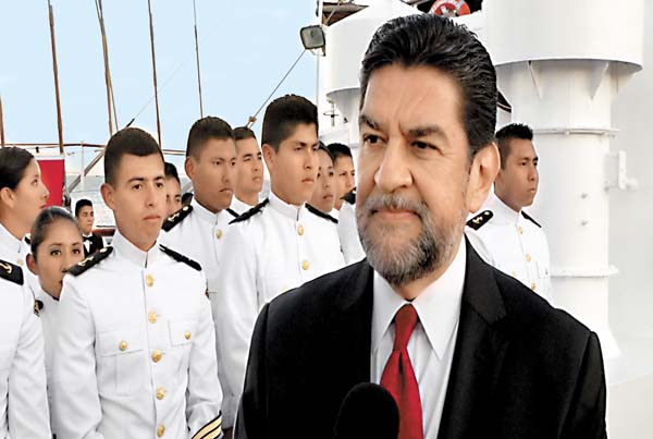 El diplomático mexicano con los alumnos del buque Cuauhtémoc.